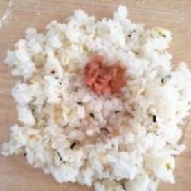 ごま油香る のりたまと梅干しのおにぎり レシピ 作り方 By はじゃじゃ 楽天レシピ ごま油香る のりたまと梅干しのおにぎり レシピ 作り方 By はじゃじゃ 楽天レシピ